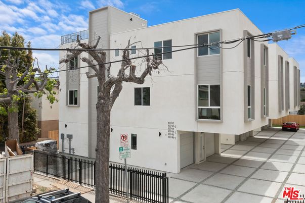 Exterior, Facade, Rowhouse