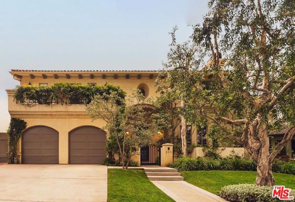 Attached, Exterior, Facade, Mediterranean