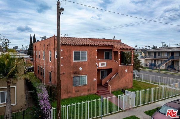 Exterior, Facade, Mediterranean