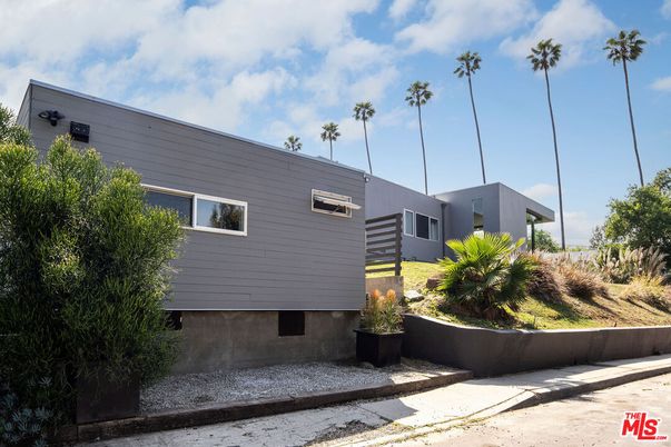 Exterior, Facade, Modern