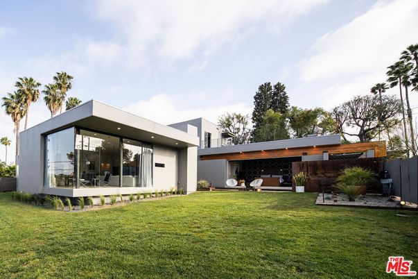 Backyard, Exterior, Facade, Modern