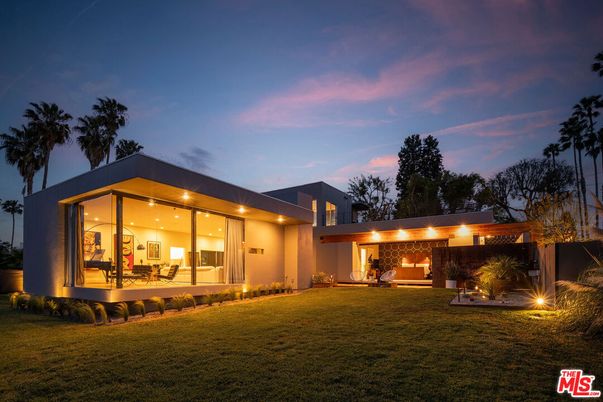 Backyard, Exterior, Facade, Modern