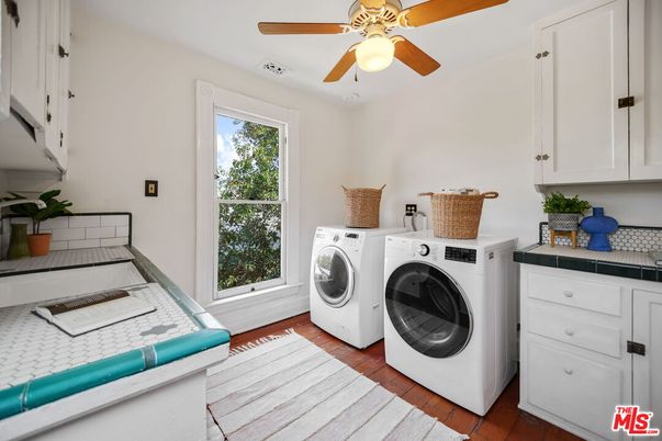Interior, Washer, Wood Texture Flooring