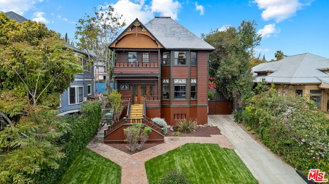 Exterior, Facade, Queen Anne Victorian