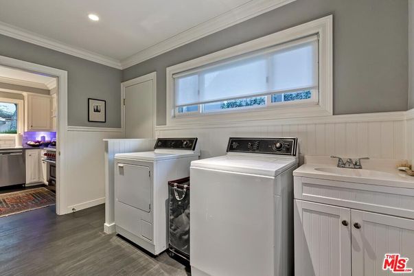 Interior, Recessed Lighting, Washer, Wood Texture Flooring