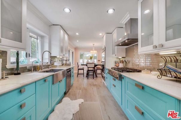 Chandelier, Dining room, Interior, Kitchen, Pendant Lights, Recessed Lighting, Stainless Steel Appliances, Wood Texture Flooring