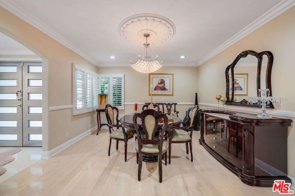 Chandelier, Dining room, Interior, Recessed Lighting, Wood Texture Flooring