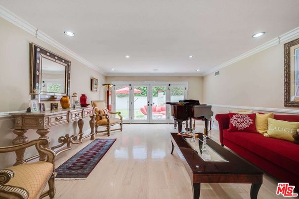 Interior, Living room, Piano, Recessed Lighting, Wood Texture Flooring
