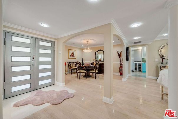 Chandelier, Dining room, Interior, Recessed Lighting, Wood Texture Flooring