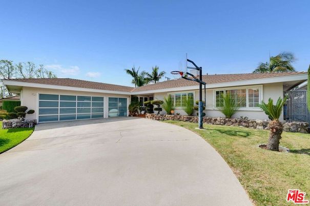 Attached, Exterior, Facade, Ranch