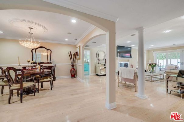 Chandelier, Dining room, Interior, Recessed Lighting, Wood Texture Flooring