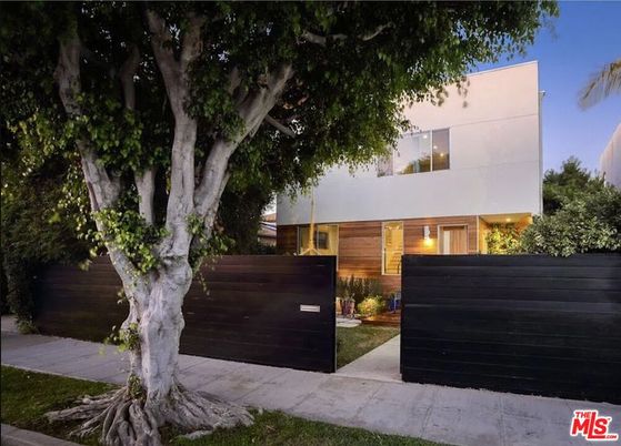 Attached, Exterior, Facade, Modern