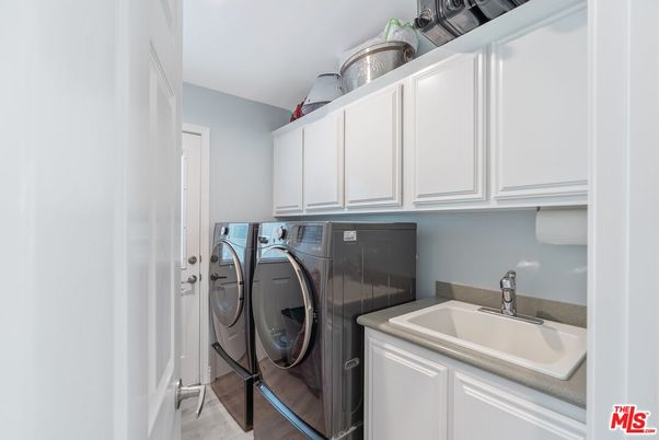 Interior, Washer, Wood Texture Flooring