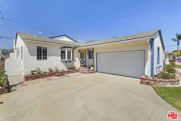 Attached, Exterior, Facade, Ranch