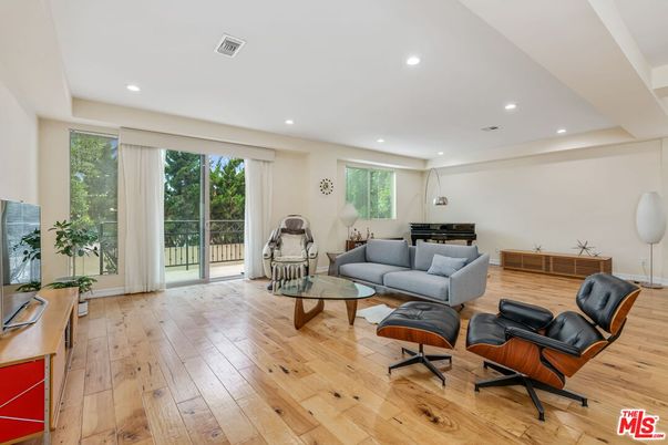 Interior, Living room, Piano, Recessed Lighting, Wood Texture Flooring