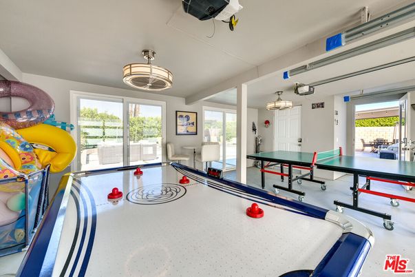 Game Room, Interior