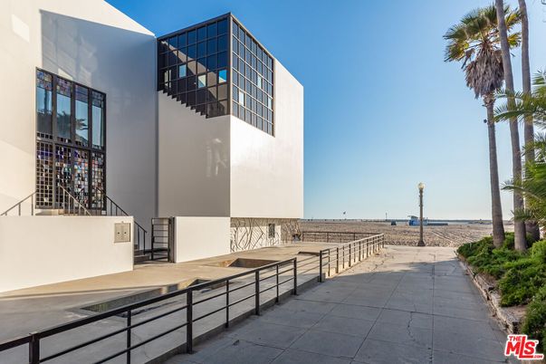 Exterior, Facade, Modern