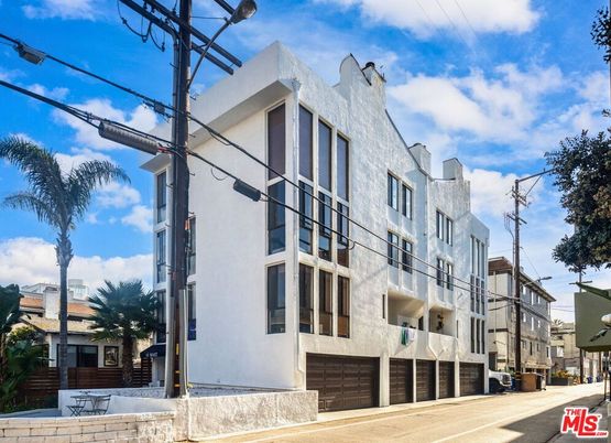 Attached, Exterior, Facade, Modern