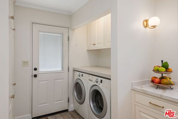 Interior, Washer, Wood Texture Flooring