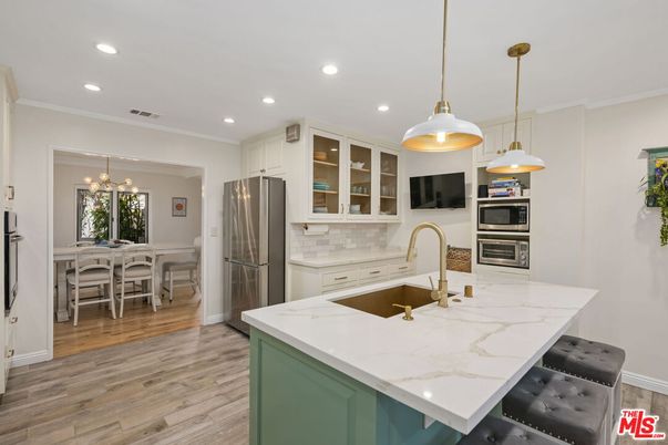 Dining room, Interior, Kitchen, Pendant Lights, Recessed Lighting, Stainless Steel Appliances, Wood Texture Flooring