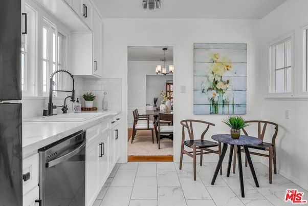 Chandelier, Dining room, Interior, Kitchen, Marble, Pendant Lights, Stainless Steel Appliances