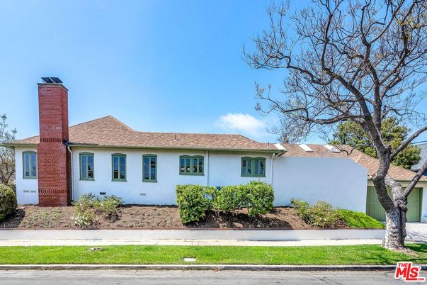Exterior, Facade, Ranch