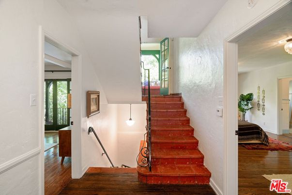 Interior, Pendant Lights, Wood Texture Flooring