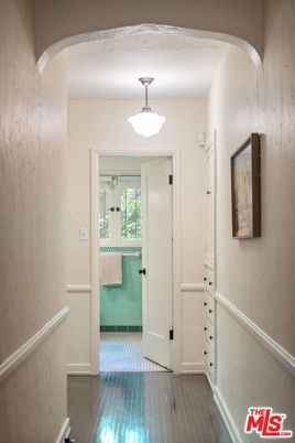 Interior, Pendant Lights, Wood Texture Flooring
