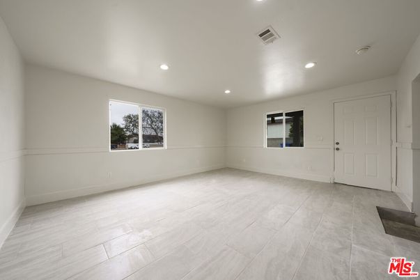 Empty room, Interior, Recessed Lighting