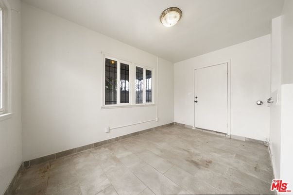 Empty room, Interior