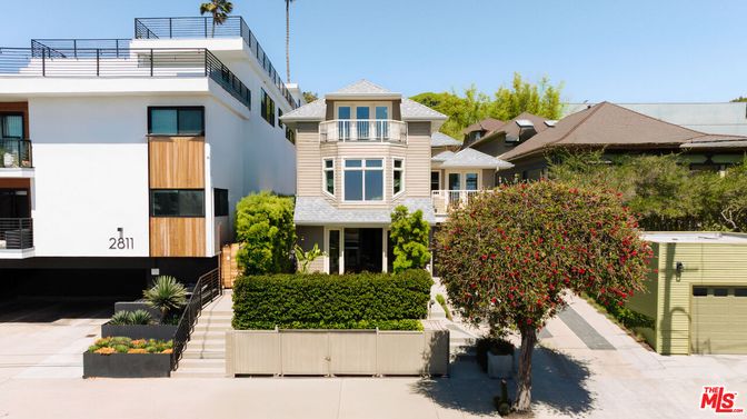 Attached, Exterior, Facade, Queen Anne Victorian