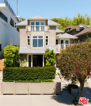 Exterior, Facade, Queen Anne Victorian