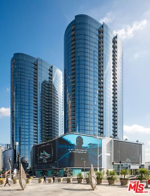 Exterior, Facade, Highrise
