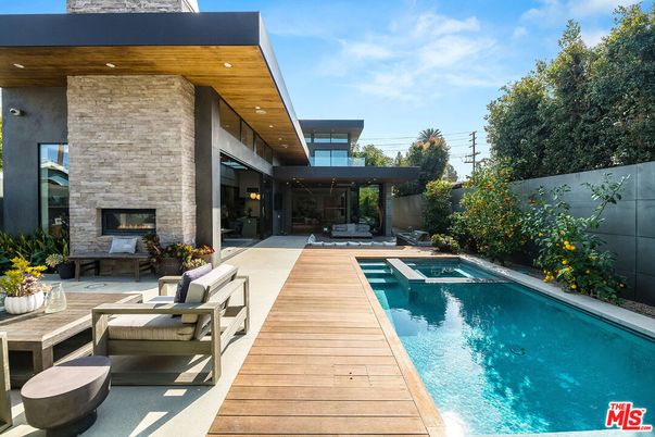 Exterior, Fireplace, Pool