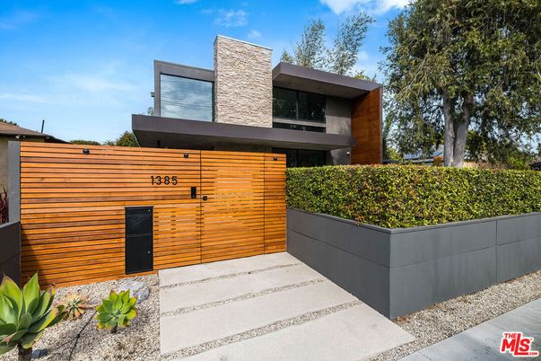 Exterior, Facade, Modern