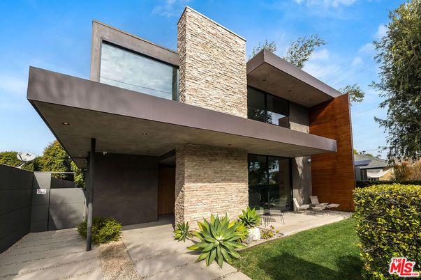 Backyard, Exterior, Facade, Brick Facade, Modern