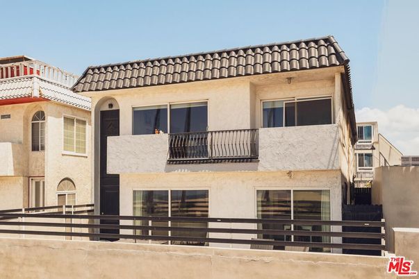 Exterior, Facade, Modern