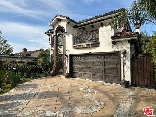 Attached, Exterior, Facade, Mediterranean