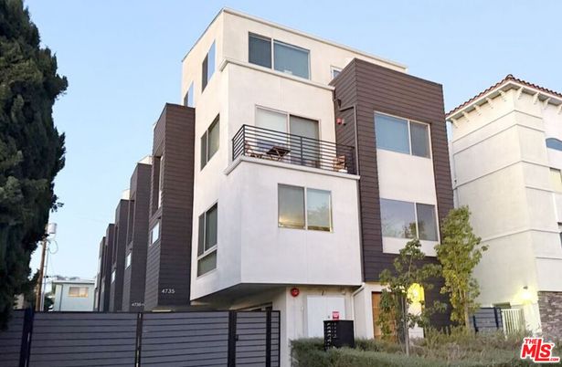 Exterior, Facade, Modern