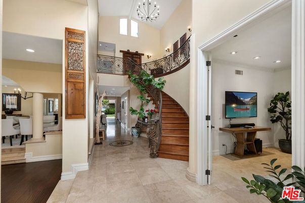 Chandelier, Dining room, Interior, Pendant Lights, Recessed Lighting, Wood Texture Flooring