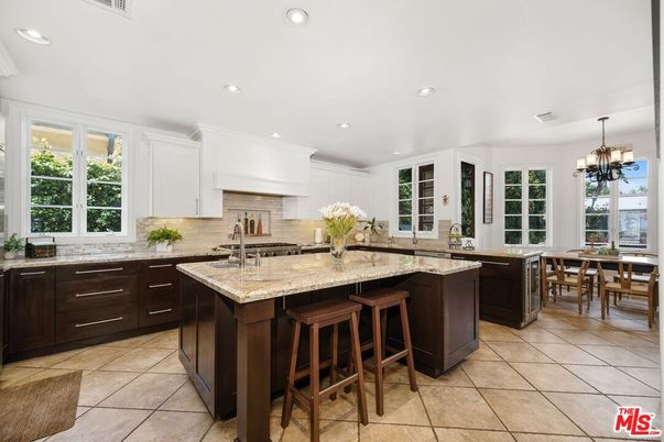 Chandelier, Dining room, Interior, Kitchen, Recessed Lighting, Stainless Steel Appliances