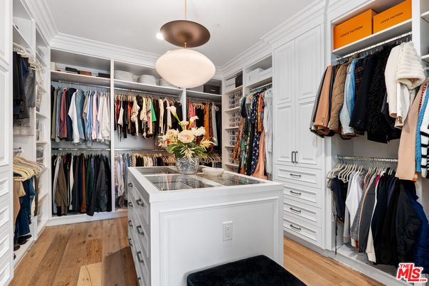 Interior, Pendant Lights, Recessed Lighting, Walk-in Closets, Wood Texture Flooring