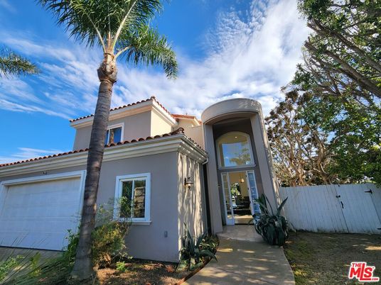 Attached, Exterior, Facade, Mediterranean