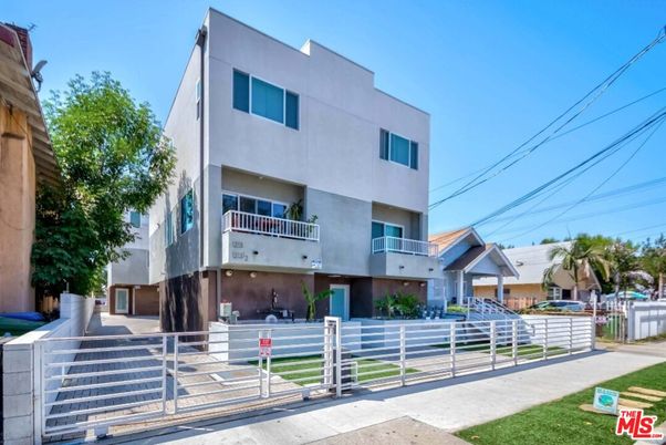 Exterior, Facade, Modern
