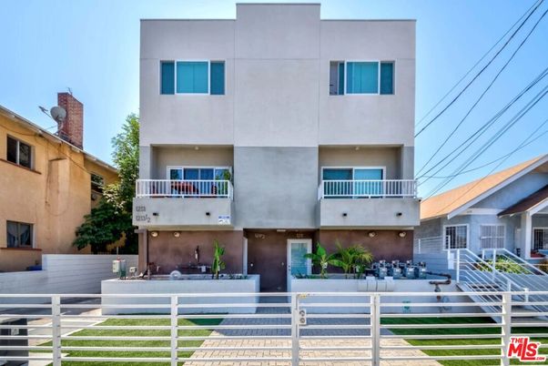 Exterior, Facade, Modern