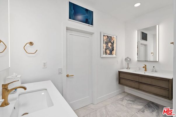 Bathroom, Dual Sink Vanities, Interior, Recessed Lighting