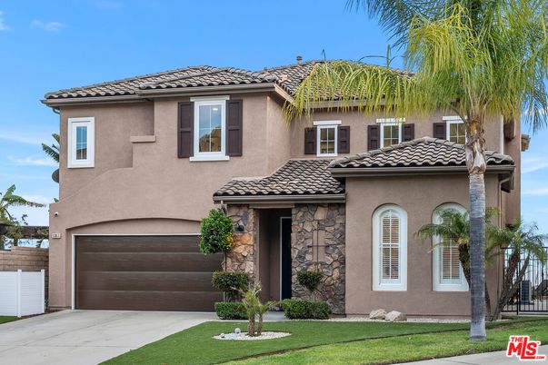 Attached, Exterior, Facade, Mediterranean