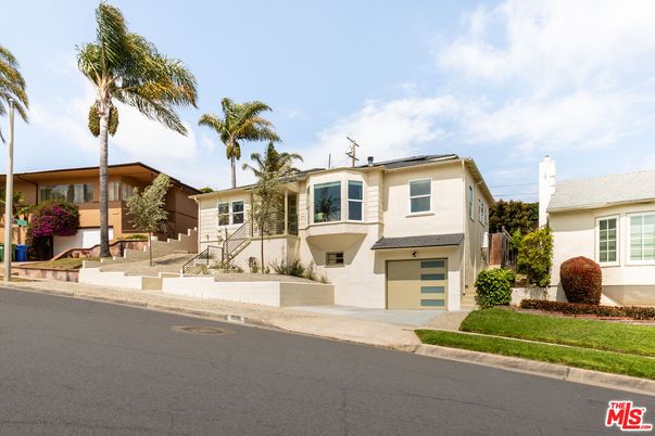 Attached, Exterior, Facade, Mediterranean