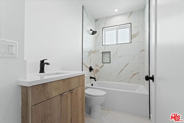 Bathroom, Interior, Marble, Marble Walls, Recessed Lighting