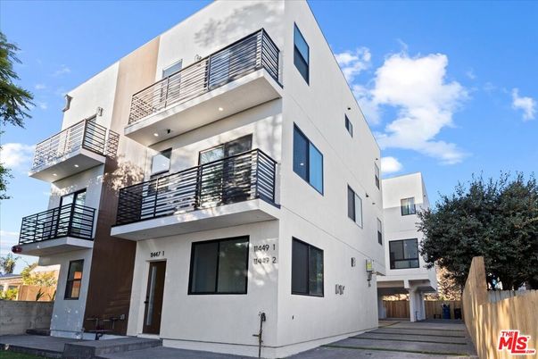 Exterior, Facade, Modern
